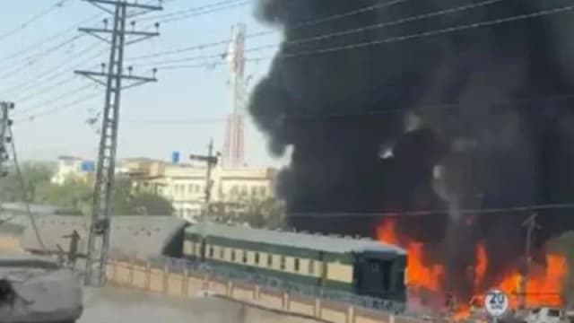 পাকিস্তানে ট্রেনে বিস্ফোরণে নিহত...