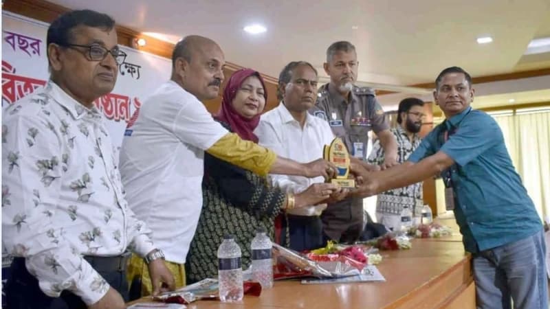আখিরা পত্রিকার বর্ষপূর্তিতে সেরা...