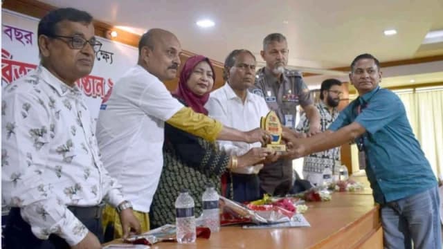 আখিরা পত্রিকার বর্ষপূর্তিতে সেরা সংবাদদাতা সম্মাননা পেলেন আরিফ উদ্দীন
