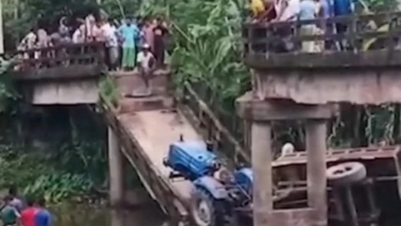 কুড়িগ্রামে সেতু ধস, মালবাহী গাড়ি...