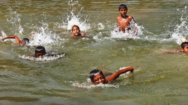ভ্যাপসা গরমে অস্বস্তি, জুনে অস্বাভাবিক তাপমাত্রার আভাস