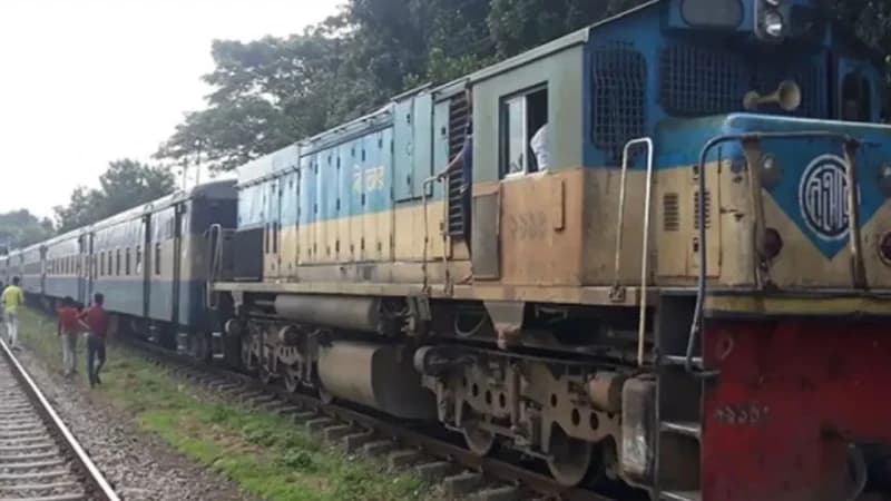 ট্রেনের সাথে ট্রাকের সংঘর্ষ, ঢাকা-চট্টগ্রাম রেল যোগাযোগ...