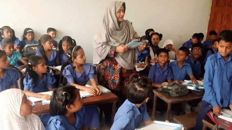লম্বা ছুটি শেষে শ্রেণিকক্ষে ফিরল...