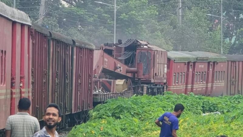লাইনচ্যুত ট্রেন উদ্ধার করতে গিয়ে রিলিফ ট্রেন নিজেই লাইনচ...