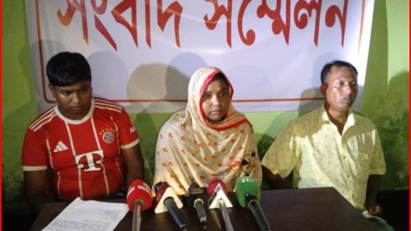 নওগাঁয় স্কুলছাত্রী অপহরণের অভিযোগ, মেয়েকে উদ্ধারে...