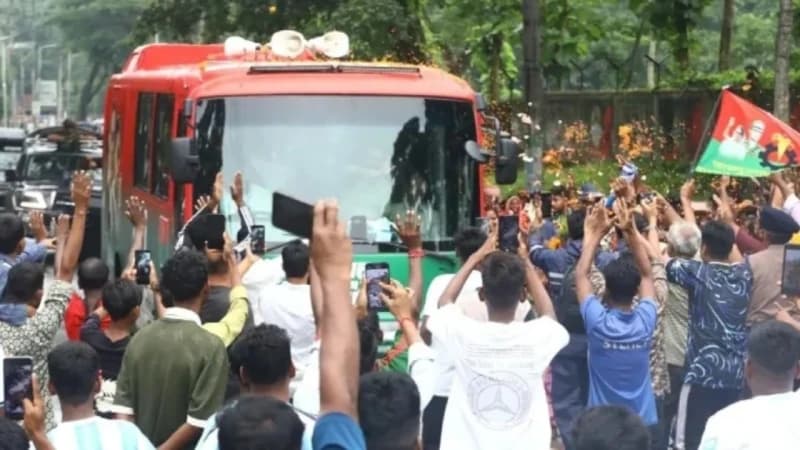 ফুল ছিটিয়ে ও বাদ্য বাজিয়ে প্রধানমন্ত্রীকে স্বাগত জানালেন...
