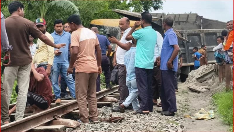 রেললাইনে বালুবাহী ট্রাক উল্টে কুড়িগ্রামের সঙ্গে ১০...