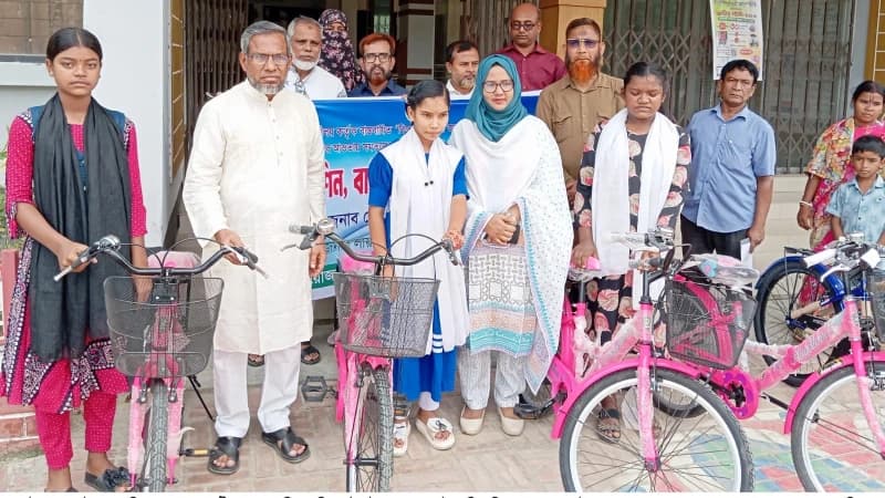 বড়াইগ্রামে ক্ষুদ্র নৃ-গোষ্ঠীদের মাঝে শিক্ষাবৃত্তি,...
