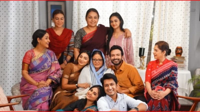 বড় মেয়ের আত্মত্যাগের গল্পে দর্শক মুগ্ধ, ‘ঝরা বকুল’...