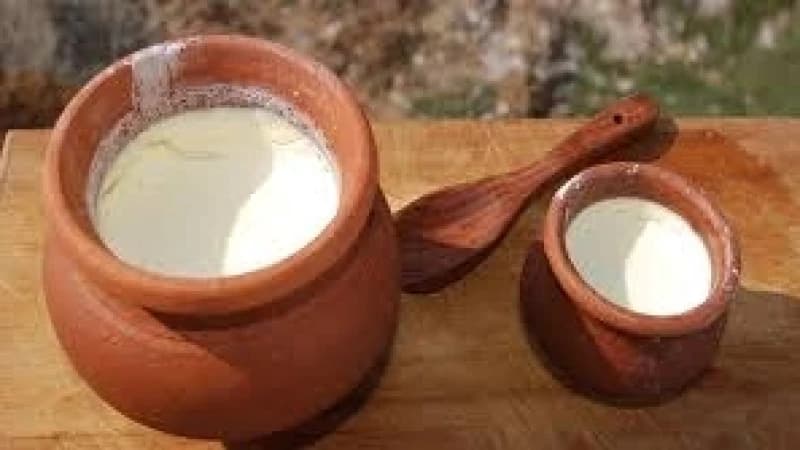 টক দইয়ের সঙ্গে চিনি-লবণ মেশানো ক...