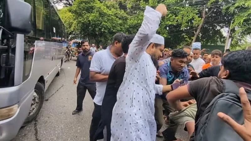 সাংবাদিককে মারধরের ঘটনায় জামায়াতের ৪ কর্মী বহিষ্কা...