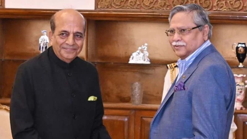 রাষ্ট্রপতির কাছে পরিচয়পত্র পেশ করলেন ভারতের নতুন হাইকমিশ...