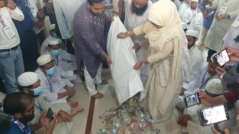 পাগলা মসজিদের ১৩টি সিন্দুকে মিলল ৪৩ বস্তা টাকা, ভাঙতে পা...