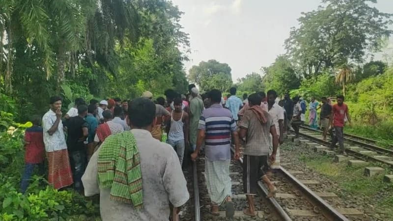 রেললাইনে বসে মোবাইলে কথা, ট্রেনের ধাক্কায় প্রাণ গে...
