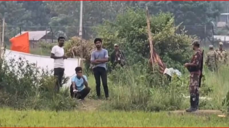 ১৪ দিন ধরে সীমান্তের শূন্যরেখায় খোলা আকাশের নিচে...