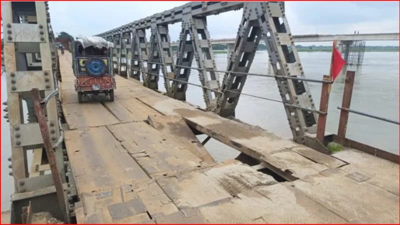 সোনাহাট সেতুর পাটাতন ভেঙে ভারী যান চলাচল বন্ধ, স্থলবন্দর...