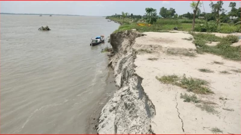 শাহজাদপুরে যমুনার ভয়াবহ ভাঙন, নদীগর্ভে দুই হাজার ঘ...