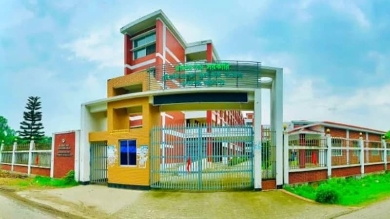 মাদারগঞ্জে এইচএসসি পরীক্ষায় মোবাইল ব্যবহার, এক পরী...