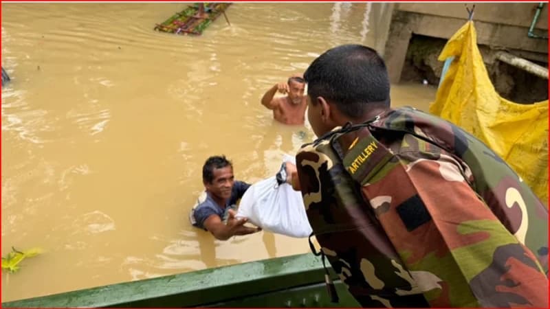 বন্যা মোকাবিলায় চট্টগ্রামে সেনাবাহিনী মোতায়েন, চলছ...