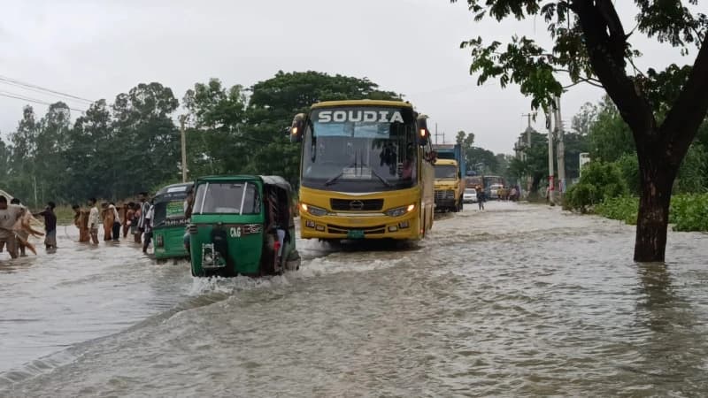 চট্রগ্রাম - কক্সবাজার মহাসড়ক :  কমেছে যানজট—এখনো ২ ফুট পানিতে চলছে যানবাহন : পর্যাপ্ত ত্রাণ না পৌঁছায় হাহাকার!