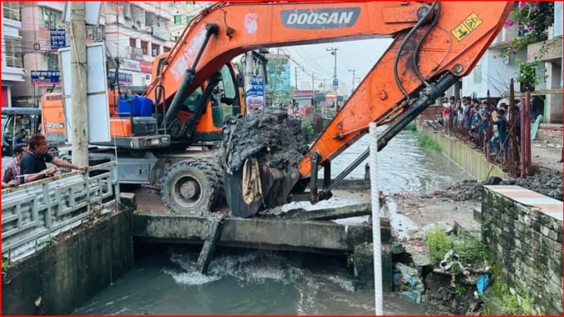 কুমিল্লায় জলাবদ্ধতা নিরসনে অভিযানে দুটি কালভার্ট ভেঙে দি...