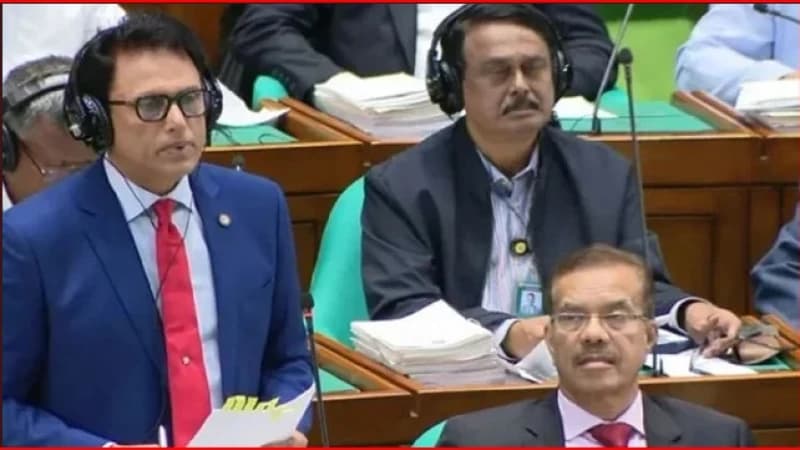 পদত্যাগের দাবির মধ্যেই সংসদে ব্যাখ্যা দিলেন শিক্ষা...
