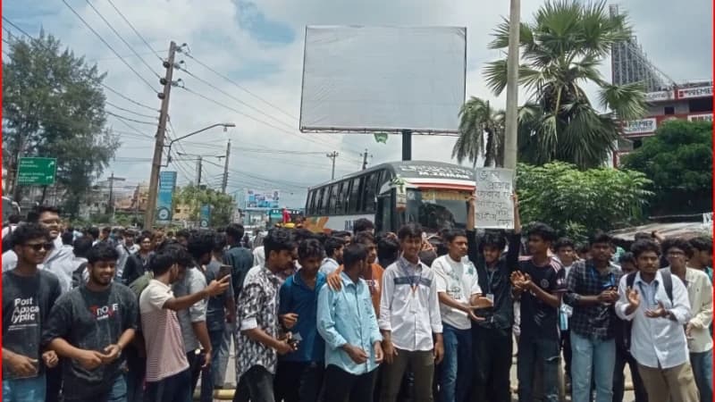 শিক্ষামন্ত্রীর পদত্যাগ দাবিতে বরিশালে এইচএসসি পরীক...