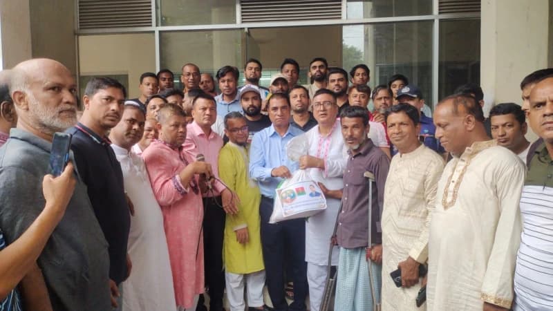পটিয়া পৌরসভায় বন্যাদুর্গতদের মাঝে ত্রাণের চাল বিতর...