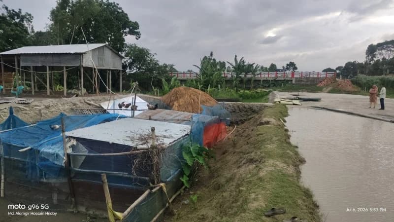 মাদারগঞ্জে সাড়ে ৩ কোটি টাকার সেতুর মুখ ভরাটের অভিয...