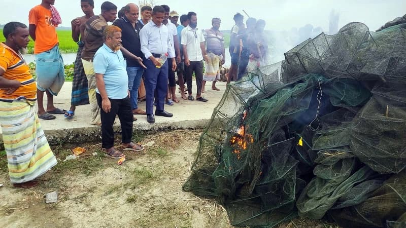 বড়াইগ্রামে ২ লাখ টাকার নিষিদ্ধ চায়না রিং জাল জব্...