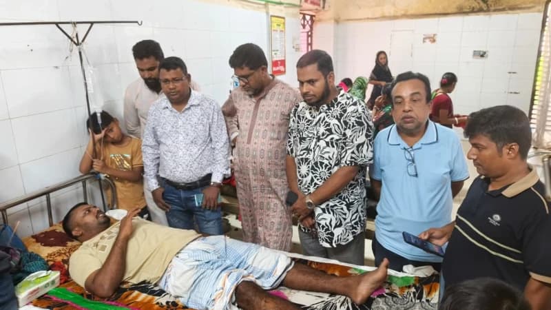 কুয়াকাটায় হামলায় আহত সাংবাদিক কে এম বাচ্চুকে দেখতে...