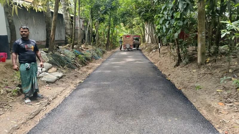 মুরাদনগরে নির্মাণাধীন সড়কের পিচ তুলে ভিডিও, রাষ্ট্...