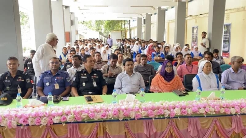 নাটোরে র‌্যাব-৫-এর উদ্যোগে বড়াইগ্রামে টাউনহল সভা...