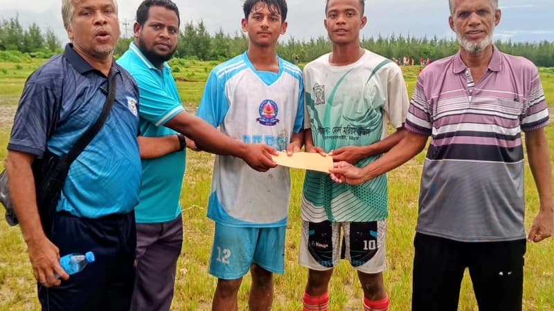 প্রীতি ফুটবল ম্যাচে দক্ষিণ হালিশহর উচ্চ বিদ্যালয়ের...