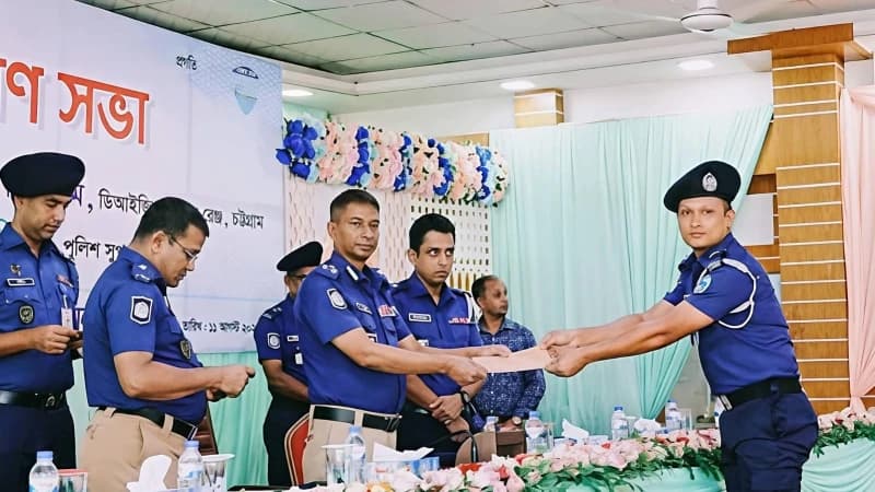 ক্লুলেস মামলার রহস্য উদঘাটনে পুরস্কৃত এসআই রাজু বড়...