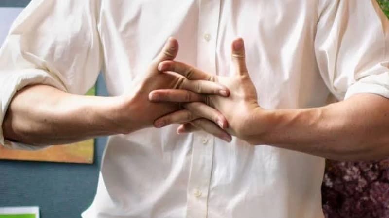 আঙুল মটকানো কি ক্ষতিকর? জানুন বিশেষজ্ঞদের মত