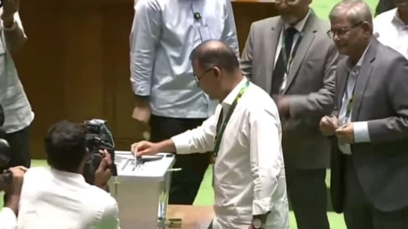 রাষ্ট্রপতি নির্বাচনে ভোট দিলেন প্রধানমন্ত্রী, স্পি...