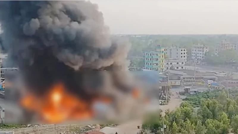 গাজীপুরে ঝুটের গোডাউনে ভয়াবহ আগুন, নিয়ন্ত্রণে ৫ ইউনিট