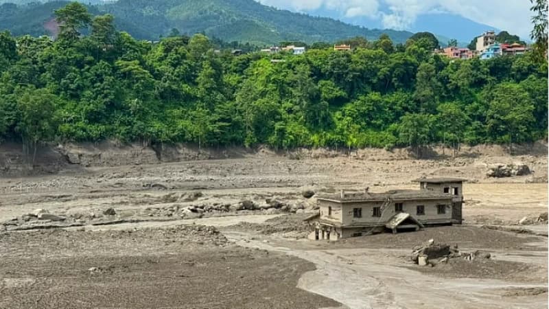 নেপাল-তিব্বত সীমান্তে বন্যা : ৫৫...