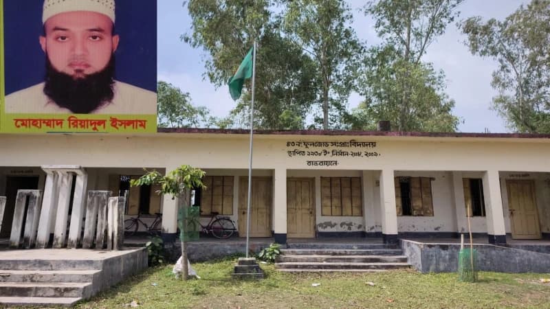 পরীক্ষা চলাকালেও বিদ্যালয়ে অনুপস্থিত ভারপ্রাপ্ত প্...
