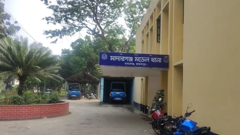মাদারগঞ্জে সেচ পাম্পে বিদ্যুৎ সংযোগ দিতে গিয়ে কৃষক...
