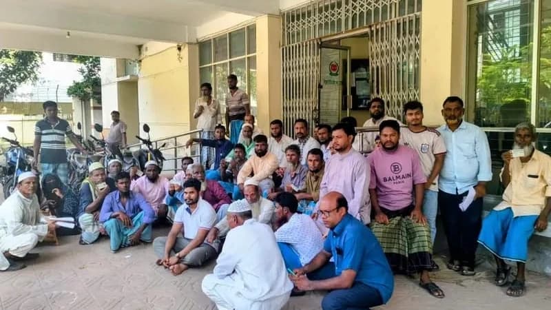 নোয়াখালীতে ভোটকেন্দ্র স্থানান্তরের প্রতিবাদে নির্বাচন অফিসের সামনে অবস্থান