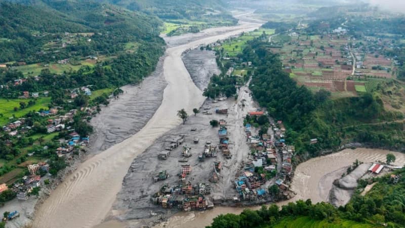 ‘স্থলভাগের সুনামি’তে ধ্বংস নেপাল-তিব্বত সীমান্ত, বেঁচে ফিরেও আতঙ্কে অনেকে