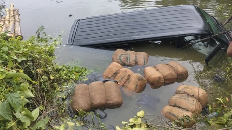 পুলিশের ধাওয়ায় পুকুরে মাইক্রোবাস, উদ্ধার ৯ বস্তা গাঁজা