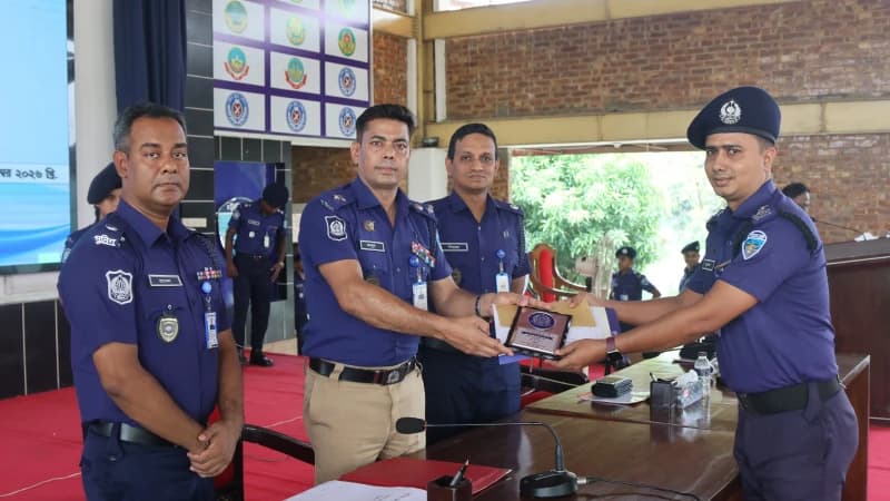 চট্টগ্রাম জেলার শ্রেষ্ঠ ওয়ারেন্ট তামিলকারী কর্মকর্...