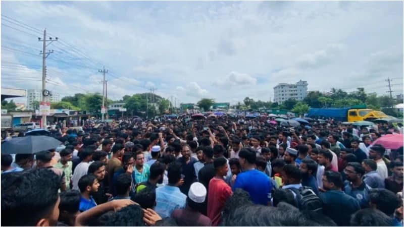 চার দফা দাবিতে ২৪ ঘণ্টার আলটিমেটাম, মহাসড়ক অবরোধ প্রত্যাহার কুবি শিক্ষার্থীদের
