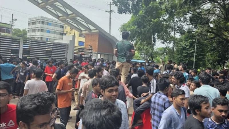 চুয়েট উত্তাল, নতুন ভিসিকে ক্যাম্পাসে প্রবেশে শিক্ষার্থীদ...