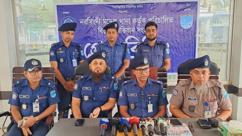 নরসিংদীতে মদের দোকানের কর্মচারীকে আগুন, প্রধান আসা...