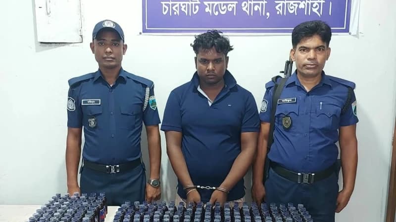 চারঘাটে ৩৬০ বোতল ভারতীয় মনোড্রিলসহ যুবক আটক