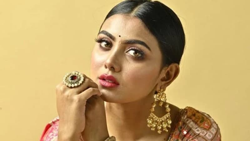 সহশিল্পী বদলে নতুন মিশনে ইধিকা পাল